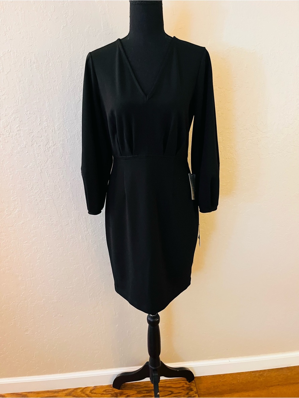Donna Morgan Black V-Neck Midi Dress